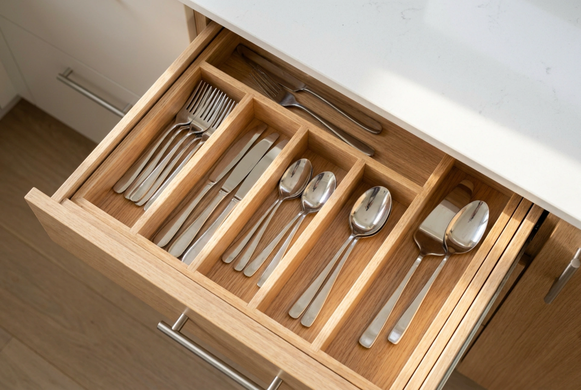 Køkkenskuffe-organizer: Principper for optimal og ergonomisk opdeling