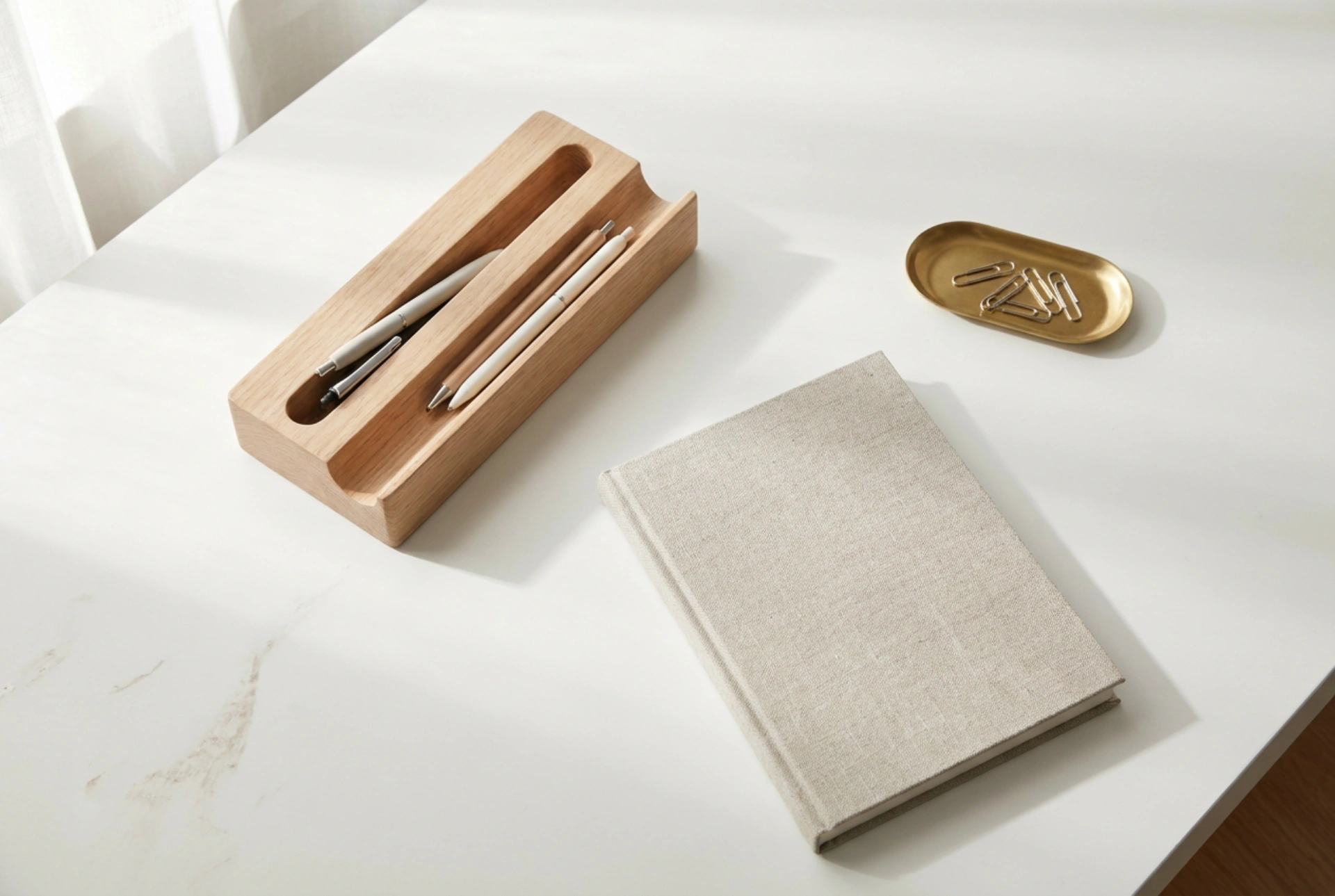 Hvilket kontortilbehør hjælper med at holde orden på skrivebordet